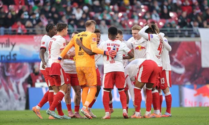 Leipziger Mannschaftskreis vor Spielbeginn einschwören Ritual Fußball Fussball DFL Bundesliga Herren 11. Spieltag Saison 2025 2026 23.11.2025 RasenBallsport RB Leipzig RBL vs. SV Werder Bremen SVW in der RedBull Arena DFL regulations prohibit any use of photographs as image sequences and or quasi-video.