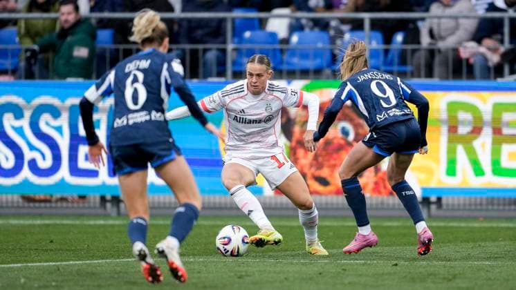 v.li.: Vanessa Diehm (TSG, 6), Klara Bühl (FCB, 17), Jill Janssens (TSG, 9), Zweikampf, Spielszene, Duell, duel, tackle, tackling, Dynamik, Action, Aktion, 23.11.2025, Sinsheim (Hoffenheim) (Deutschland), Fussball, Google Pixel Frauen-Bundesliga, TSG 1899 Hoffenheim - FC Bayern München, DFB DFL REGULATIONS PROHIBIT ANY USE OF PHOTOGRAPHS AS IMAGE SEQUENCES AND OR QUASI-VIDEO.