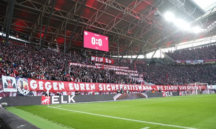 Transparent Plakat der Leipzig Fans: gegen euren Sicherheitswahn - dieStadien sind sicher Fußball Fussball DFL Bundesliga Herren 11. Spieltag Saison 2025 2026 23.11.2025 RasenBallsport RB Leipzig RBL vs. SV Werder Bremen SVW in der RedBull Arena DFL regulations prohibit any use of photographs as image sequences and or quasi-video.