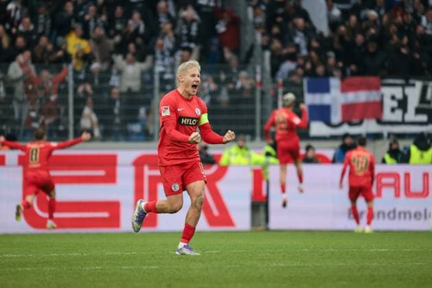 23.11.2025, xhettx, Fussball 2.Bundesliga, Karlsruher SC - SV Elversberg v.l. Lukas Finn Pinckert (SV Elversberg, 19) jubelt über das späte 2:3 durch Felix Keidel (SV Elversberg, 43) (DFL DFB REGULATIONS PROHIBIT ANY USE OF PHOTOGRAPHS as IMAGE SEQUENCES and or QUASI-VIDEO) Karlsruhe