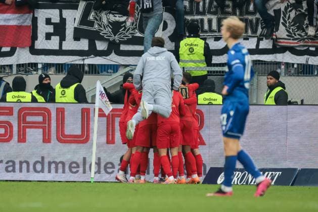 23.11.2025, xhettx, Fussball 2.Bundesliga, Karlsruher SC - SV Elversberg v.l. Jubel über das späte 2:3 durch Felix Keidel (SV Elversberg, 43). Mittendrin Vincent Wagner (SV Elversberg, Trainer) (DFL DFB REGULATIONS PROHIBIT ANY USE OF PHOTOGRAPHS as IMAGE SEQUENCES and or QUASI-VIDEO) Karlsruhe