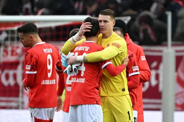 23.11.2025, xjhx, Fussball 2.Bundesliga, 1.FC Kaiserslautern - Holstein Kiel v.l. Jubel, Freude über den Sieg Dion Hofmeister (1. FC Kaiserslautern) Julian Krahl (1. FC Kaiserslautern) (DFL DFB REGULATIONS PROHIBIT ANY USE OF PHOTOGRAPHS as IMAGE SEQUENCES and or QUASI-VIDEO) Kaiserslautern