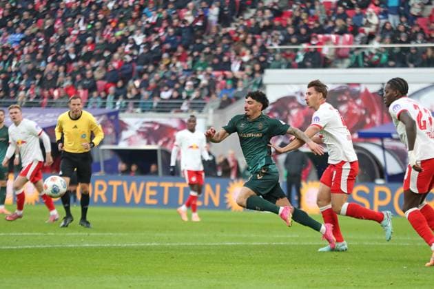 1. Fußball-Bundesliga: RB Leipzig vs. Werder Bremen, 23.11.2025 LEIPZIG, DEUTSCHLAND - NOVEMBER 23: Cameron Puertas (18, Werder Bremen) kommt gegen Willi Orban (4, RB Leipzig) zu Fall während des Bundesliga-Spiels zwischen RB Leipzig vs. Werder Bremen in der Red Bull Arena am 11. Spieltag der 1. Bundesliga am November 23, 2025 in Leipzig, Deutschland. DFL REGULATIONS PROHIBIT ANY USE OF PHOTOGRAPHS AS IMAGE SEQUENCES AND OR QUASI-VIDEO. Copyright: xBEAUTIFULxSPORTS JanxKaeferx