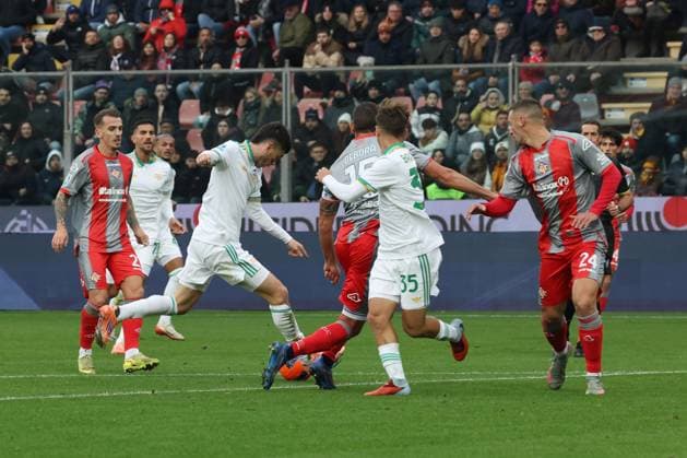 Matias Soule Roma s scores the goal 0-1 during the Serie A soccer match between Cremonese and Roma at the Giovanni Zini Stadium in Cremona Italy - Sunday, 25 november 2025. - Soccer .  Copyright: xAlbertoxMariani LaPressex