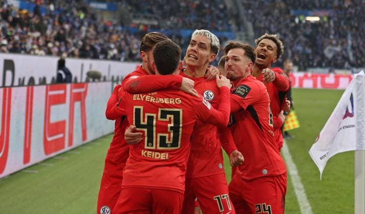 23.11.2025, Fussball, Herren, 2. Bundesliga, Saison 2025 2026, Karlsruher SC - SV 07 Elversberg, Torjubel der SV 07 Elversberg nach dem Tor zum 2:3 durch Felix Keidel (SV 07 Elversberg) Karlsruhe BBBank Wildpark Baden-Württemberg Deutschland (DEU) Copyright: xFabianxKleerx