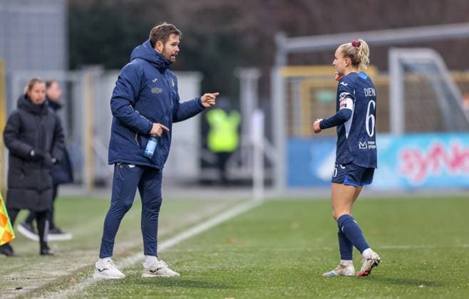 DEU, Hoffenheim, TSG Hoffenheim vs FC Bayern München, Google Pixel Bundesliga, DFB, Saison 2526, Dietmar-Hopp-Stadion, 11. Spieltag, im Bild: Vanessa Diehm (Hoffenheim 6) erzielt das Tor zum 1:0, Jubel und Freude, Gespräch mit Thomas Johrden (Trainer TSG Hoffenheim) im Anschluss DFB DFL REGULATIONS PROHIBIT ANY USE OF PHOTOGRAPHS AS IMAGE SEQUENCES AND OR QUASI-VIDEO, 23.11.2025, Copyright: HMBxMedia HendrikxHamelau