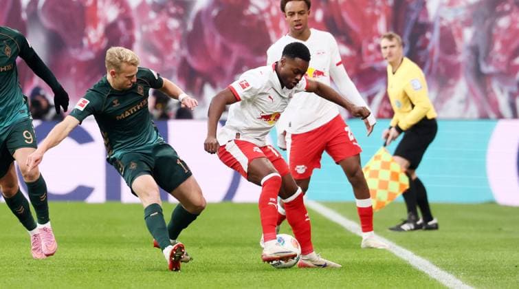 RB Leipzig - Bremen Bundesliga Leipzig, 23.11.2025, Red Bull Arena, Fußball, 1.Bundesliga, 11.Spieltag , RB Leipzig vs. SV Werder Bremen , Im Bild von links: Marco Grüll Gruell (17, Bremen), Ridle Baku (17, RB Leipzig). , Nur zur redaktionellen Nutzung. Only editorial use. , DFL DFB regulations prohibit any use of photographs as image sequences and or quasi-video. ,