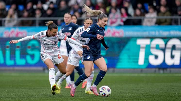 v.li.: Arianna Caruso (FCB, 27), Klara Bühl (FCB, 17), Janna Grimm (TSG, 26), Zweikampf, Spielszene, Duell, duel, tackle, tackling, Dynamik, Action, Aktion, 23.11.2025, Sinsheim (Hoffenheim) (Deutschland), Fussball, Google Pixel Frauen-Bundesliga, TSG 1899 Hoffenheim - FC Bayern München, DFB DFL REGULATIONS PROHIBIT ANY USE OF PHOTOGRAPHS AS IMAGE SEQUENCES AND OR QUASI-VIDEO.