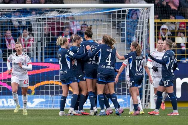 Spielerinnen der TSG 1899 Hoffenheim, jubeln über das Tor zum 1:0, Jubel, Torjubel, Torerfolg, celebrate the goal, goal, celebration, jubelt ueber das Tor, Freuen, Freude, freut sich, optimistisch, positiv, Spielszene, Highlight, Action, Aktion, 23.11.2025, Sinsheim (Hoffenheim) (Deutschland), Fussball, Google Pixel Frauen-Bundesliga, TSG 1899 Hoffenheim - FC Bayern München, DFB DFL REGULATIONS PROHIBIT ANY USE OF PHOTOGRAPHS AS IMAGE SEQUENCES AND OR QUASI-VIDEO.