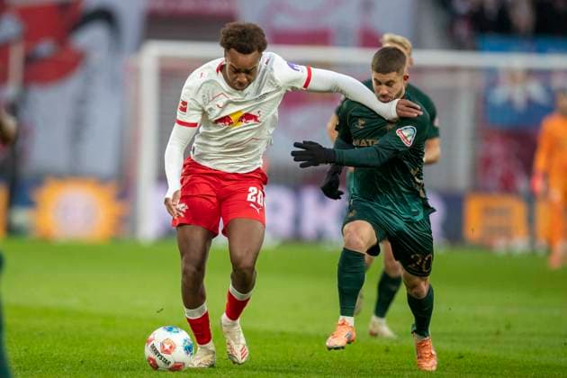 GER, Leipzig, Fußball, DFL Bundesliga, 11. Spieltag, RB Leipzig vs. Werder Bremen im Bild v.l.: Assan Ouedraogo (RB Leipzig 20), Romano Schmid (Werder Bremen 20), Zweikampf, 23.11.2025, Red-Bull Arena Leipzig DFL DFB REGULATIONS PROHIBIT ANY USE OF PHOTOGRAPHS AS IMAGE SEQUENCES AND OR QUASI-VIDEO, Copyright: HMBxMedia PaulxFritz