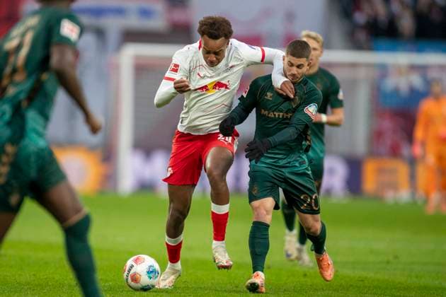GER, Leipzig, Fußball, DFL Bundesliga, 11. Spieltag, RB Leipzig vs. Werder Bremen im Bild v.l.: Assan Ouedraogo (RB Leipzig 20), Romano Schmid (Werder Bremen 20), Zweikampf 23.11.2025, Red-Bull Arena Leipzig DFL DFB REGULATIONS PROHIBIT ANY USE OF PHOTOGRAPHS AS IMAGE SEQUENCES AND OR QUASI-VIDEO, Copyright: HMBxMedia PaulxFritz