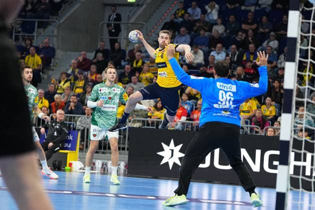 RECORD DATE NOT STATED Tim Nothdurft (28; Rhein Neckar Löwen) springt zum Wurf, während Mathias Gidsel (19; Füchse Berlin) verteidigt und Dejan Milosavljev (96; Füchse Berlin) im Tor bereitsteht 1.Handball-Bundesliga Rhein-Neckar-Löwen vs Füchse Berlin 23.11.2025 Copyright: xSpeedshotx