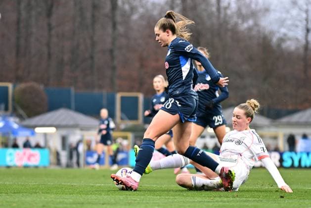 RECORD DATE NOT STATED Valesca Ampoorter (18; TSG Hoffenheim Frauen) im Zweikampf mit Alara Sehitler (14; FC Bayern München) um den Ball Zweikampf um den Ball