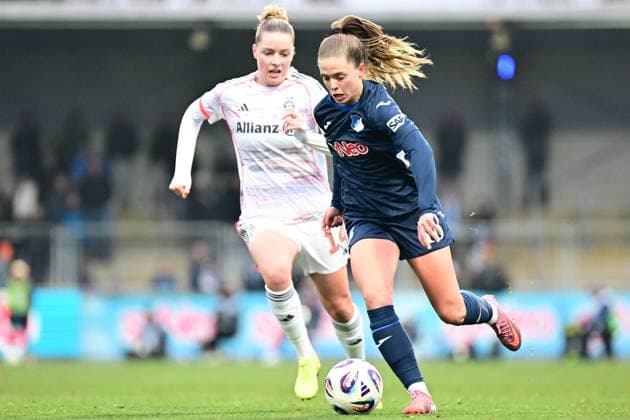 RECORD DATE NOT STATED Alara Sehitler (14; FC Bayern München) im Zweikampf mit Valesca Ampoorter (18; TSG Hoffenheim Frauen) um den Ball Zweikampf um Ball