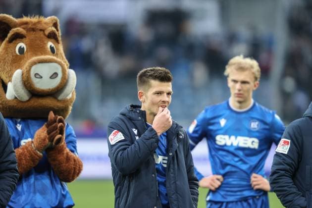Marvin Wanitzek (Karlsruher SC, 10) nach der Partie bei den Fans sichtlich angefressen, Karlsruher SC vs. SV Elversberg, 2. Bundesliga, 13. Spieltag, 2025 2026, 23.11.2025, DFL REGULATIONS PROHIBIT ANY USE OF PHOTOGRAPHS AS IMAGE SEQUENCES AND OR QUASI-VIDEO, Karlsruher SC vs. SV Elversberg, 2. Bundesliga, 13. Spieltag, 2025 2026, 23.11.2025 Karlsruhe Copyright: xEibner-Pressefoto JanxPrihodax EP_JPA