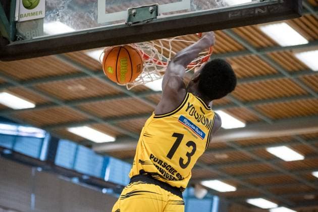 Kenan Youdom (Porsche BBA, 13) versenkt Basketball im Korb GER, Porsche BBA Ludwigsburg - CATL Basketball Loewen Erfurt, 2. Barmer Basketball Bundesliga, ProB Sued, Saison 2025 2026, 23.11.2025 GER, Porsche BBA Ludwigsburg - CATL Basketball Loewen Erfurt, 2. Barmer Basketball Bundesliga, ProB Sued, Saison 2025 2026, 23.11.2025 Ludwigsburg Copyright: xSandyxDinkelackerx EP_EER