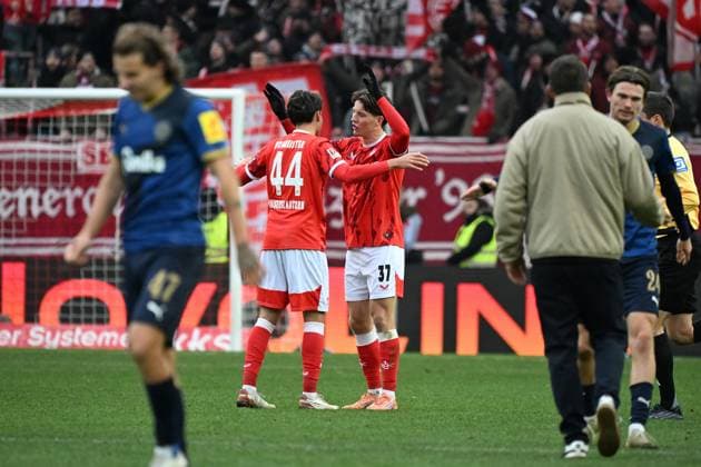 23.11.2025, xjhx, Fussball 2.Bundesliga, 1.FC Kaiserslautern - Holstein Kiel v.l. Jubel, Freude über den Sieg Dion Hofmeister (1. FC Kaiserslautern) Leon Robinson (1. FC Kaiserslautern) (DFL DFB REGULATIONS PROHIBIT ANY USE OF PHOTOGRAPHS as IMAGE SEQUENCES and or QUASI-VIDEO) Kaiserslautern