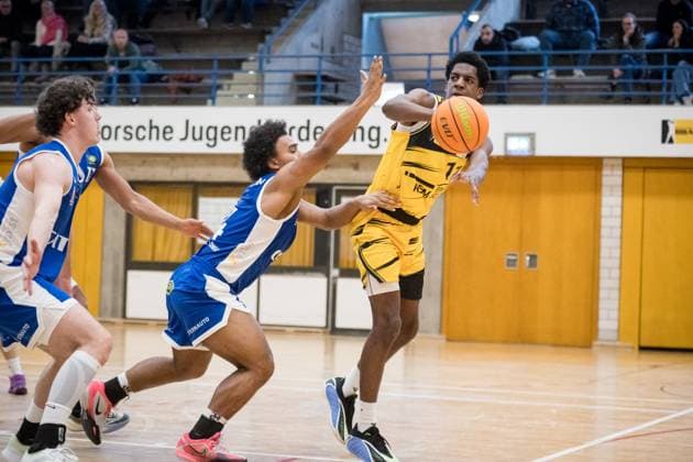 Yohann Tchouaffe (Porsche BBA, 11) vorbei an Michael Tyrone Mitchell (CATL Basketball Loewen Erfurt, 01) GER, Porsche BBA Ludwigsburg - CATL Basketball Loewen Erfurt, 2. Barmer Basketball Bundesliga, ProB Sued, Saison 2025 2026, 23.11.2025 GER, Porsche BBA Ludwigsburg - CATL Basketball Loewen Erfurt, 2. Barmer Basketball Bundesliga, ProB Sued, Saison 2025 2026, 23.11.2025 Ludwigsburg Copyright: xSandyxDinkelackerx EP_EER