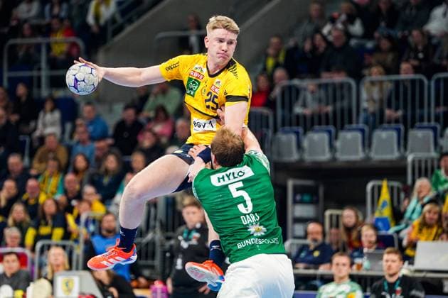 23.11.2025, xdaymx, Handball Daikin HBL, Rhein Neckar Loewen - Füchse Berlin vl. Zweikampf Haukur Thrastarson (RNL) & Max Darj (Füchse) (DFL DFB REGULATIONS PROHIBIT ANY USE OF PHOTOGRAPHS as IMAGE SEQUENCES and or QUASI-VIDEO) Mannheim