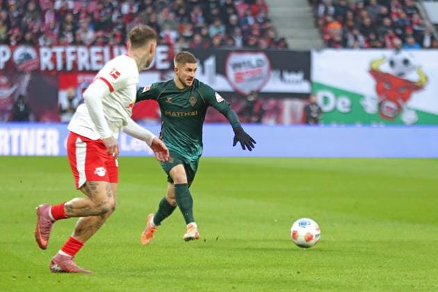 1. Fußball-Bundesliga: RB Leipzig vs. Werder Bremen, 23.11.2025 LEIPZIG, DEUTSCHLAND - NOVEMBER 23: Romano Schmid (20, Werder Bremen) während des Bundesliga-Spiels zwischen RB Leipzig vs. Werder Bremen in der Red Bull Arena am 11. Spieltag der 1. Bundesliga am November 23, 2025 in Leipzig, Deutschland. DFL REGULATIONS PROHIBIT ANY USE OF PHOTOGRAPHS AS IMAGE SEQUENCES AND OR QUASI-VIDEO. Copyright: xBEAUTIFULxSPORTS JanxKaeferx