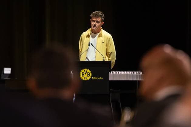 23.11.2025, Fussball, Saison 2025 2026, 1. Bundesliga, Mitgliederversammlung Borussia Dortmund, Leiter der BVB Fan- und Förderabteilung Tobias Westerfellhaus mit einer Wortmeldung und Frage an Winfried Materna, Dortmund Messe Wetsfalenhalle NRW Deutschland xRHR-FOTO DEx Copyright: DennisxEwert RHR-FOTOx RHR-FOTO DE