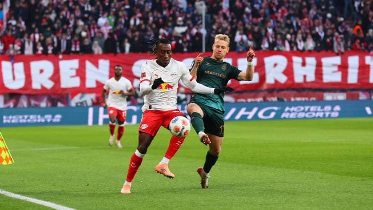 RB Leipzig - Bremen Bundesliga Leipzig, 23.11.2025, Red Bull Arena, Fussball, Bundesliga, Spieltag 11 , RB Leipzig vs. SV Werder Bremen , Im Bild v.l.: Yan Diomande (49, RB Leipzig) und Marco Grüll Gruell (17, Bremen) ,