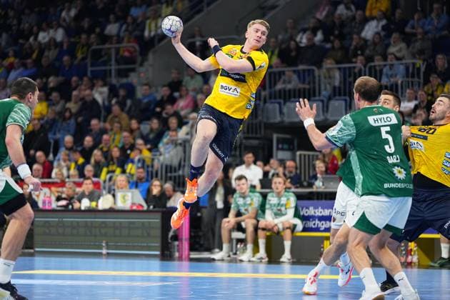 RECORD DATE NOT STATED Haukur Thrastarson (25; Rhein Neckar Löwen) wirft aufs Tor, während Max Darj (5; Füchse Berlin) verteidigt und Jannik Kohlbacher (80; Rhein Neckar Löwen) im Rückraum positioniert ist 1.Handball-Bundesliga Rhein-Neckar-Löwen vs Füchse Berlin 23.11.2025 Copyright: xSpeedshotx