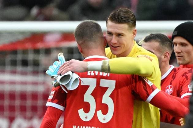 23.11.2025, xjhx, Fussball 2.Bundesliga, 1.FC Kaiserslautern - Holstein Kiel v.l. Jubel, Freude über den Sieg Jan Elvedi (1. FC Kaiserslautern) Julian Krahl (1. FC Kaiserslautern) (DFL DFB REGULATIONS PROHIBIT ANY USE OF PHOTOGRAPHS as IMAGE SEQUENCES and or QUASI-VIDEO) Kaiserslautern