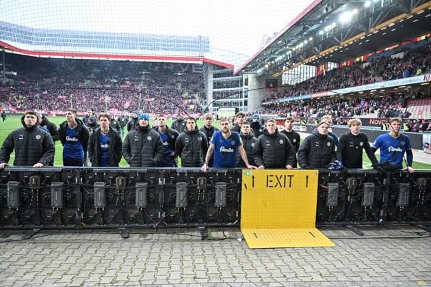 23.11.2025, xjhx, Fussball 2.Bundesliga, 1.FC Kaiserslautern - Holstein Kiel v.l. Spieler von Kiel Enttäuscht, traurig, frustriert (DFL DFB REGULATIONS PROHIBIT ANY USE OF PHOTOGRAPHS as IMAGE SEQUENCES and or QUASI-VIDEO) Kaiserslautern