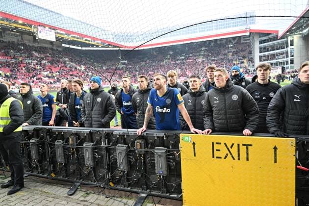 23.11.2025, xjhx, Fussball 2.Bundesliga, 1.FC Kaiserslautern - Holstein Kiel v.l. Spieler von Kiel Enttäuscht, traurig, frustriert (DFL DFB REGULATIONS PROHIBIT ANY USE OF PHOTOGRAPHS as IMAGE SEQUENCES and or QUASI-VIDEO) Kaiserslautern