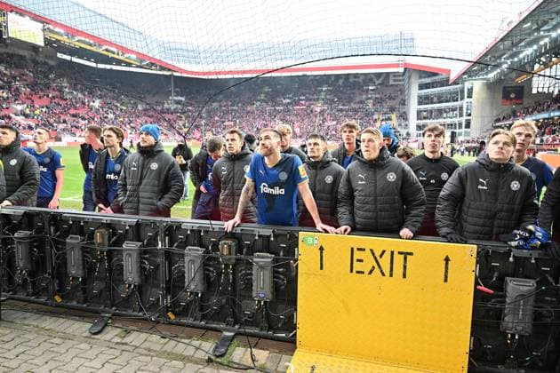 23.11.2025, xjhx, Fussball 2.Bundesliga, 1.FC Kaiserslautern - Holstein Kiel v.l. Spieler von Kiel Enttäuscht, traurig, frustriert (DFL DFB REGULATIONS PROHIBIT ANY USE OF PHOTOGRAPHS as IMAGE SEQUENCES and or QUASI-VIDEO) Kaiserslautern