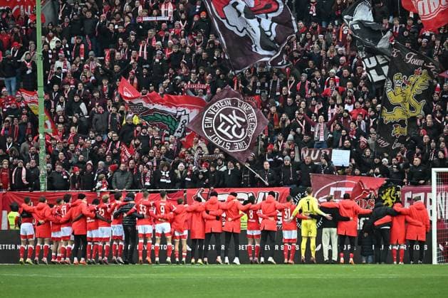 23.11.2025, xjhx, Fussball 2.Bundesliga, 1.FC Kaiserslautern - Holstein Kiel v.l. Jubel, Freude über den Sieg Emotionen, Fans, Stimmung, Fahnen, Logo, 1. FC Kaiserslautern, rot weiss, teufel fkl Westkurve (DFL DFB REGULATIONS PROHIBIT ANY USE OF PHOTOGRAPHS as IMAGE SEQUENCES and or QUASI-VIDEO) Kaiserslautern