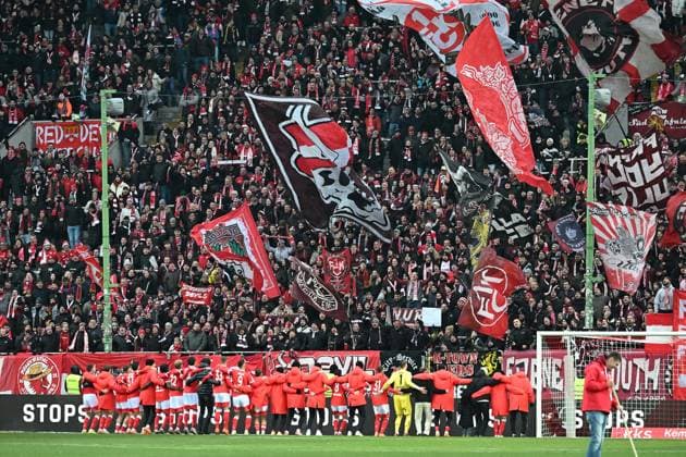 23.11.2025, xjhx, Fussball 2.Bundesliga, 1.FC Kaiserslautern - Holstein Kiel v.l. Jubel, Freude über den Sieg Emotionen, Fans, Stimmung, Fahnen, Logo, 1. FC Kaiserslautern, rot weiss, teufel fkl Westkurve (DFL DFB REGULATIONS PROHIBIT ANY USE OF PHOTOGRAPHS as IMAGE SEQUENCES and or QUASI-VIDEO) Kaiserslautern
