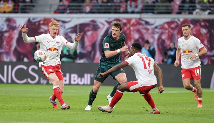 Nicolas Seiwald, Jens Stage, Ridle Baku Zweikampf Spielszene Aktion Fußball Fussball DFL Bundesliga Herren 11. Spieltag Saison 2025 2026 23.11.2025 RasenBallsport RB Leipzig RBL vs. SV Werder Bremen SVW in der RedBull Arena DFL regulations prohibit any use of photographs as image sequences and or quasi-video.