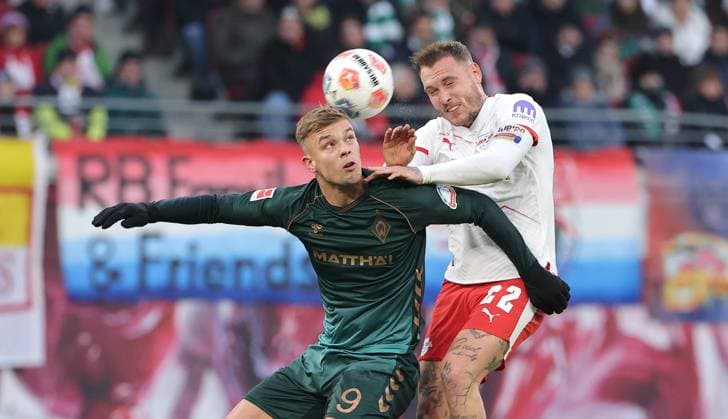 Keke Topp, David Raum Zweikampf Spielszene Aktion Fußball Fussball DFL Bundesliga Herren 11. Spieltag Saison 2025 2026 23.11.2025 RasenBallsport RB Leipzig RBL vs. SV Werder Bremen SVW in der RedBull Arena DFL regulations prohibit any use of photographs as image sequences and or quasi-video.