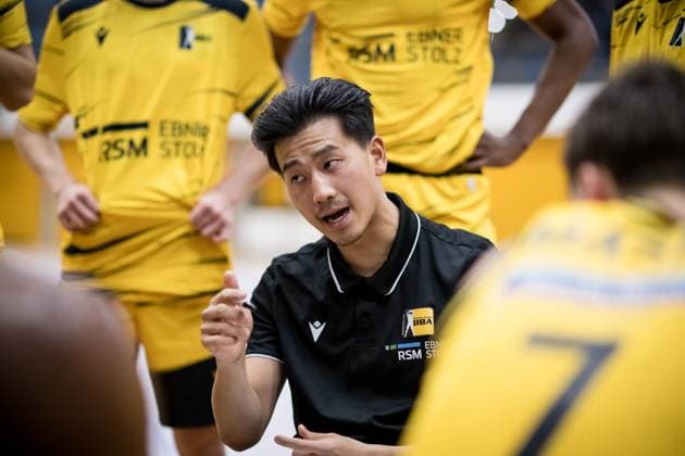 Kheeryoung Rhee (Porsche BBA, Headcoach) - Auszeit, Ansprache an das Team GER, Porsche BBA Ludwigsburg - CATL Basketball Loewen Erfurt, 2. Barmer Basketball Bundesliga, ProB Sued, Saison 2025 2026, 23.11.2025 GER, Porsche BBA Ludwigsburg - CATL Basketball Loewen Erfurt, 2. Barmer Basketball Bundesliga, ProB Sued, Saison 2025 2026, 23.11.2025 Ludwigsburg Copyright: xSandyxDinkelackerx EP_EER