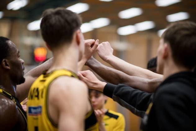 Teamkreis, Teamspirit bei Ludwigsburger BBA GER, Porsche BBA Ludwigsburg - CATL Basketball Loewen Erfurt, 2. Barmer Basketball Bundesliga, ProB Sued, Saison 2025 2026, 23.11.2025 GER, Porsche BBA Ludwigsburg - CATL Basketball Loewen Erfurt, 2. Barmer Basketball Bundesliga, ProB Sued, Saison 2025 2026, 23.11.2025 Ludwigsburg Copyright: xSandyxDinkelackerx EP_EER