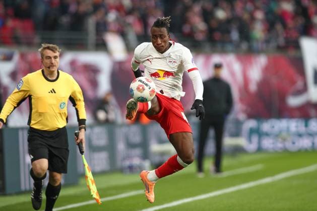 23.11.2025, xtgx, Fussball - 1.Bundesliga RB Leipzig - SV Werder Bremen emspor, v.l. Yan Diomande (Leipzig, 49) am Ball, plays the ball (DFL DFB REGULATIONS PROHIBIT ANY USE OF PHOTOGRAPHS as IMAGE SEQUENCES and or QUASI-VIDEO) Leipzig