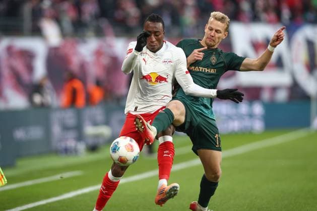 23.11.2025, xtgx, Fussball - 1.Bundesliga RB Leipzig - SV Werder Bremen emspor, v.l. Yan Diomande (Leipzig, 49), Marco Gruell (Grüll, Bremen, 17) Zweikampf, Duell, Kampf, tackle (DFL DFB REGULATIONS PROHIBIT ANY USE OF PHOTOGRAPHS as IMAGE SEQUENCES and or QUASI-VIDEO) Leipzig