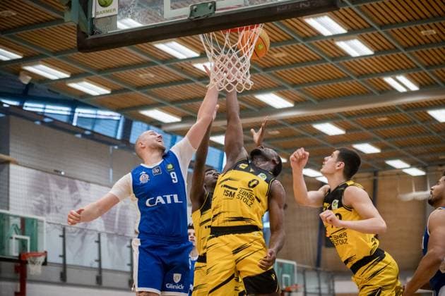 Maxwell Dongmo Temoka (Porsche BBA, 00) im Zweikampf mit Paul Albrecht (CATL Basketball Loewen Erfurt, 09) GER, Porsche BBA Ludwigsburg - CATL Basketball Loewen Erfurt, 2. Barmer Basketball Bundesliga, ProB Sued, Saison 2025 2026, 23.11.2025 GER, Porsche BBA Ludwigsburg - CATL Basketball Loewen Erfurt, 2. Barmer Basketball Bundesliga, ProB Sued, Saison 2025 2026, 23.11.2025 Ludwigsburg Copyright: xSandyxDinkelackerx EP_EER
