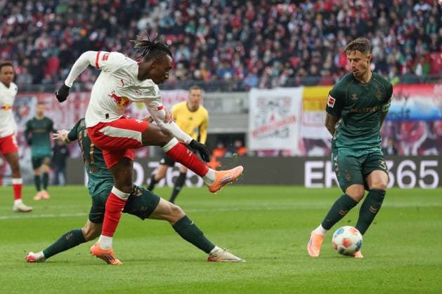 23.11.2025, xtgx, Fussball - 1.Bundesliga RB Leipzig - SV Werder Bremen emspor, v.l. Yan Diomande (Leipzig, 49) am Ball, plays the ball (DFL DFB REGULATIONS PROHIBIT ANY USE OF PHOTOGRAPHS as IMAGE SEQUENCES and or QUASI-VIDEO) Leipzig