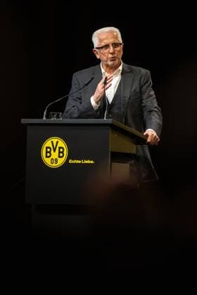 23.11.2025, Fussball, Saison 2025 2026, 1. Bundesliga, Mitgliederversammlung Borussia Dortmund, Mitglied des Aufsichtsrates Winfried Materna muss sich für seine Aussagen rechtfertigen, Dortmund Messe Wetsfalenhalle NRW Deutschland xRHR-FOTO DEx Copyright: DennisxEwert RHR-FOTOx RHR-FOTO DE