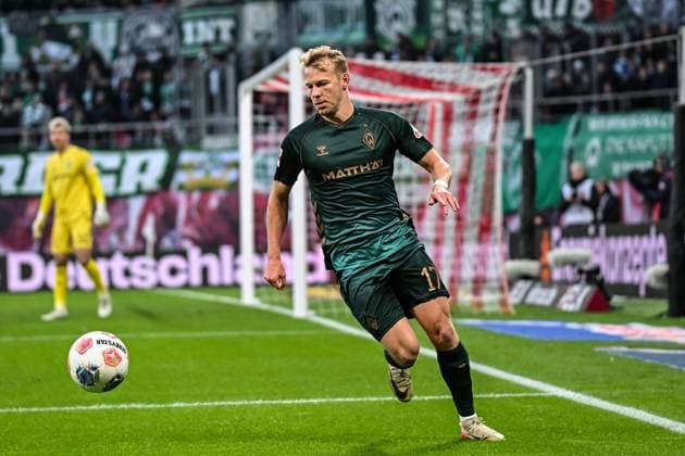 Fußball I Herren I Saison 2025-2026 I Bundesliga I 11. Spieltag I RB Leipzig - SV Werder Bremen I 23.11.2025 Marco Grüll (17, SV Werder Bremen) mit Ball Freisteller, Nahaufnahme, Porträt, Portrait, Einzelfoto, Einzelbild, Körper Leipzig Red Bull Arena Sachsen Deutschland Copyright: xLobeca InesxHähnelx