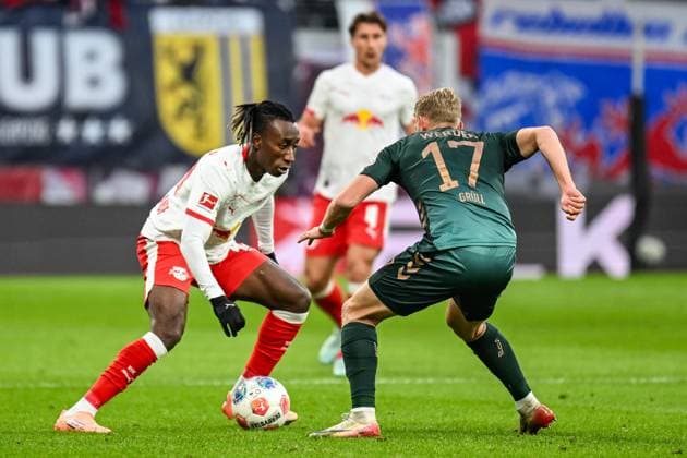 Fußball I Herren I Saison 2025-2026 I Bundesliga I 11. Spieltag I RB Leipzig - SV Werder Bremen I 23.11.2025 Zweikampf Yan Diomande (49, RB Leipzig) gegen Marco Grüll (17, SV Werder Bremen) Leipzig Red Bull Arena Sachsen Deutschland Copyright: xLobeca InesxHähnelx