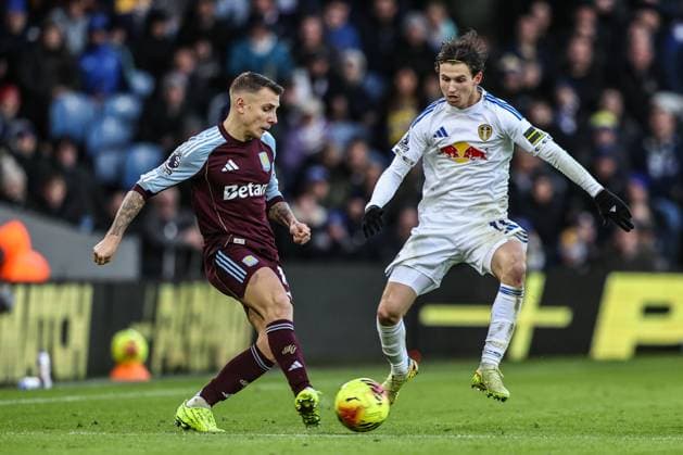 Premier League Leeds United v Aston Villa Lucas Digne of Aston Villa passes the ball under pressure from Brenden Aaronson of Leeds United during the Premier League match Leeds United vs Aston Villa at Elland Road, Leeds, United Kingdom, 23rd November 2025 (Photo by Alfie Cosgrove News Images) Leeds Elland Road West Yorkshire United Kingdom Copyright: xAlfiexCosgrove NewsxImagesx