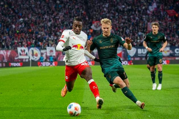 GER, Leipzig, Fußball, DFL Bundesliga, 11. Spieltag, RB Leipzig vs. Werder Bremen im Bild v.l.: Yan Diomande (RB Leipzig 49), Marco Gruell (Werder Bremen 17), Zweikampf, 23.11.2025, Red-Bull Arena Leipzig DFL DFB REGULATIONS PROHIBIT ANY USE OF PHOTOGRAPHS AS IMAGE SEQUENCES AND OR QUASI-VIDEO, Copyright: HMBxMedia PaulxFritz