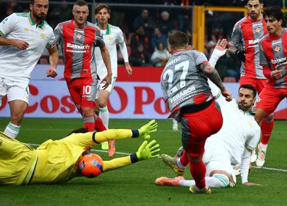 Roma Mile Svilar during the Serie A soccer match between Cremonese and Roma at the Giovanni Zini in Cremona, north west Italy - Domenica, 23 Novembre 2025. - Soccer .  Copyright: xAlbertoxMariani LaPressex