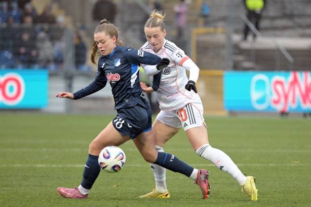 Valesca Ampoorter (TSG 1899 Hoffenheim, 18) im Zweikampf mit Franziska Kett (FC Bayern Muenchen, 20) GER, TSG 1899 Hoffenheim vs. FC Bayern Muenchen , Fussball, Google Pixel Frauen-Bundesliga, Saison 2025 2026, 23.11.2025 DFB DFL regulations prohibit any use of photographs as image sequences and or quasi-video GER, TSG 1899 Hoffenheim vs. FC Bayern Muenchen , Fussball, Google Pixel Frauen-Bundesliga, Saison 2025 2026, 23.11.2025 Hoffenheim Copyright: xEibner-Pressefoto TobiasxBaurx EP_TBR