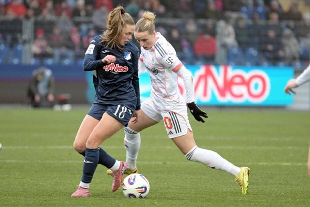 Valesca Ampoorter (TSG 1899 Hoffenheim, 18) im Zweikampf mit Franziska Kett (FC Bayern Muenchen, 20) GER, TSG 1899 Hoffenheim vs. FC Bayern Muenchen , Fussball, Google Pixel Frauen-Bundesliga, Saison 2025 2026, 23.11.2025 DFB DFL regulations prohibit any use of photographs as image sequences and or quasi-video GER, TSG 1899 Hoffenheim vs. FC Bayern Muenchen , Fussball, Google Pixel Frauen-Bundesliga, Saison 2025 2026, 23.11.2025 Hoffenheim Copyright: xEibner-Pressefoto TobiasxBaurx EP_TBR