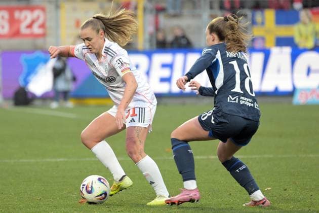 Georgia Stanway (FC Bayern Muenchen, 31) im Zweikampf mit Valesca Ampoorter (TSG 1899 Hoffenheim, 18) GER, TSG 1899 Hoffenheim vs. FC Bayern Muenchen , Fussball, Google Pixel Frauen-Bundesliga, Saison 2025 2026, 23.11.2025 DFB DFL regulations prohibit any use of photographs as image sequences and or quasi-video GER, TSG 1899 Hoffenheim vs. FC Bayern Muenchen , Fussball, Google Pixel Frauen-Bundesliga, Saison 2025 2026, 23.11.2025 Hoffenheim Copyright: xEibner-Pressefoto TobiasxBaurx EP_TBR